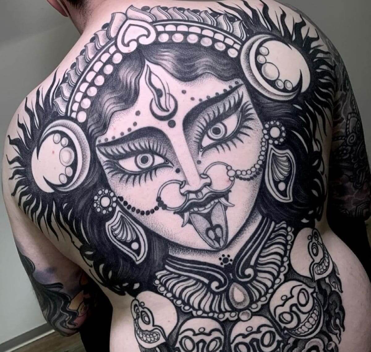 Tatuaggio geometrico ornamentale di Lisa Peri - Pordenone